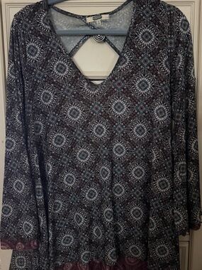Gimmicks by BKE medallion Print Sharkbite Tunic Top Strappy Keyhole Back sz